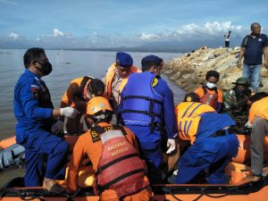 Polairud dan Tim Basarnas Temukan Jasad  Ridwan, Yang Terseret Banjir di Bima