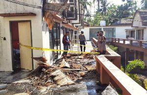 Garis Polisi Terpasang di Hotel Yang Terbakar di Kuta Mandalika