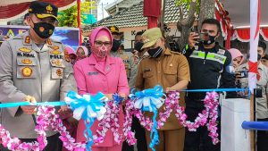 Kapolda NTB dan Istri Diberi Kesempatan Potong Pita Oleh Bupati Lombok Timur