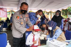 Kapolres Lotim Dampingi Bupati Tinjau Vaksinasi Anak di Selong