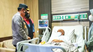 Kapolda NTB Irejen Pol Djoko Jenguk TGH Turmudzi di RSUP NTB