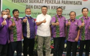 Ketua Federasi Serikat Pekerja Pariwisata Dikukuhkan Gubernur NTB Acungin Jempol Saat Foto Bersama