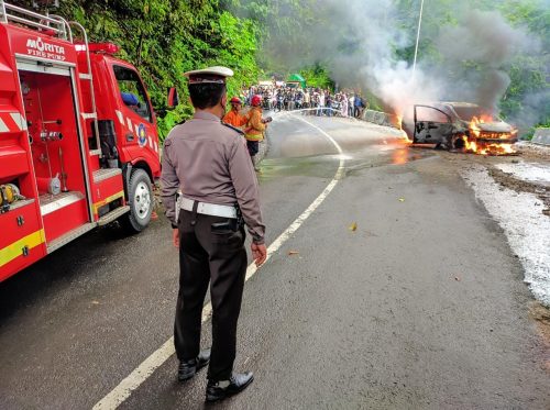 Mobil Terbakar di Jalan Raya Pusuk Polisi Langsung Olah TKP