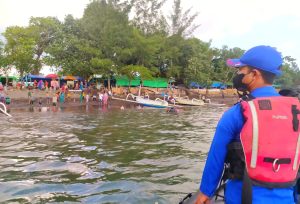 Libur Lebaran 2022 Polairud Polda NTB Tungguin Warga Berenang