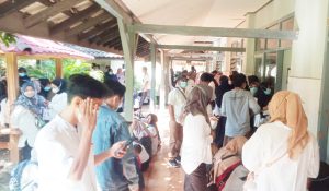 Puluhan Nakes Honorer Loteng Antri Ambil SK PTT “Harus Bayar 50.000”