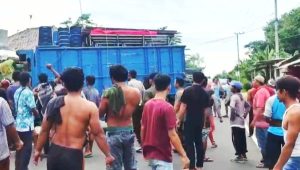 Warga Hadang Truk Tenda Gagalkan Pembangunan Pabrik Porang