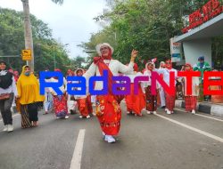 Sejumlah Emak-Emak Melenggak Lenggok Di Jalan Udayana