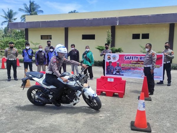 Sejumlah Ojol Ikuti Safety Riding di Polres Lombok Utara