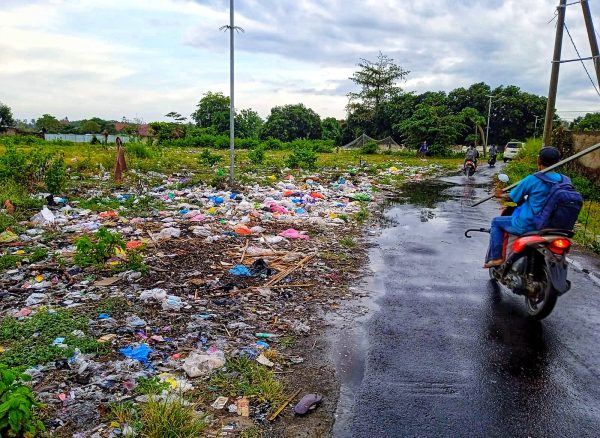 Warga Keluhkan Tumpukan Sampah Di Pinggir Jalan Pemenang