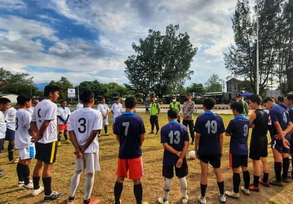 Kapolsek Tanjung dan Pesepak Bola Doa Bersama Untuk Korban Kanjuruhan