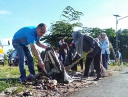 Camat Pemenang Bersihkan Sampah Dan Ajak Warga Buang Sampah Ditempatnya