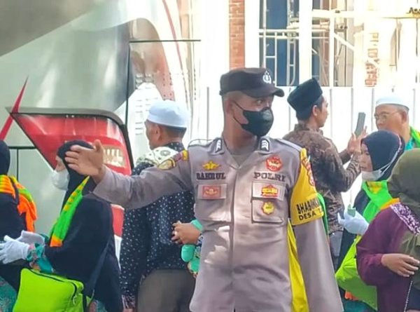 Bhabinkamtibmas Tanjung KLU Lakukan Pengamanan Jamaah Umrah