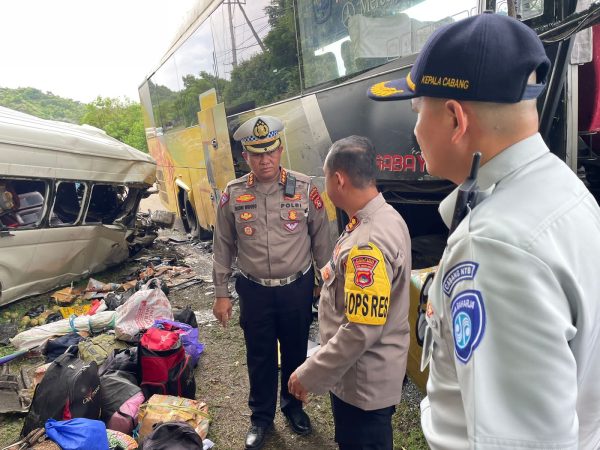 Kecelakaan Sumbawa: Dirlantas Olah TKP, Jasa Raharja Serahkan Santunan