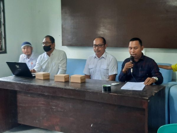 Kepala Desa Lendang Ara, Ayunan S.Pd M.Pd (kanan) menyampaikan pentingnya bimtek untuk UMKM.