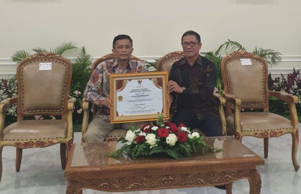 Bupati Lombok Tengah, H.L Pathul Bahri saat menerima penghargaan Lombok Tengah sebagai Kabupaten penyangga pangan nasional di Istana Negara.