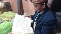 Masyarakat Banjar Serbaguna, Dasan Baro, Desa Bentek laksanakan ritual tolak bala meriri gumi (perbaiki bumi/red). Al-Quran kuno berusia ratusan tahun dibuka.