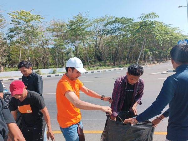 Lalu Daud Nurjani gandeng Milenial bersih-bersih di depan Bandara dalam rangka memperingati World Clean Up Day 2023.