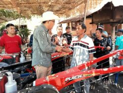 Raden Nuna Bagikan Hand Traktor ke Kelompok Tani di Lombok Utara
