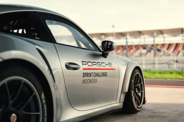 Masyarakat Bisa Nonton Gratis Balap Mobil Porsche Sprint Challenge Indonesia 2023 di Sirkuit Mandalika