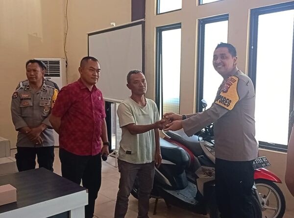 Polres Lombok Utara Serahkan Dua Sepeda Motor Hasil Pengungkapan Kasus Kepada Pemiliknya