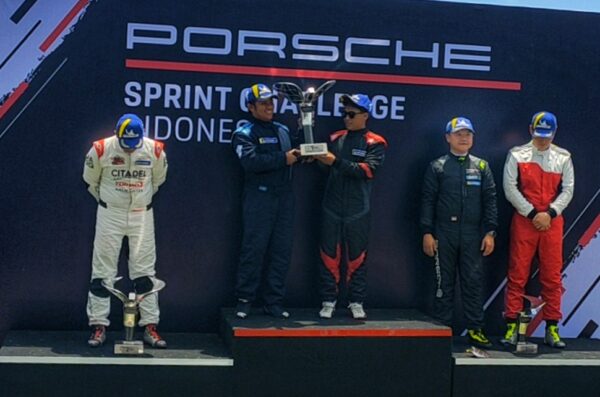 Pasangan Daffa dan Dikco Berhasil Menjuarai Endurance Race Porsche Sprint Challenge Indonesia di Sikruit Mandalika