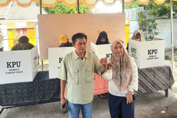 Didampingi Istri, Bupati Lombok Tengah Nyoblos di TPS 14 Desa Mertak Tombok