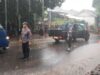 Hujan Lebat Tak Halangi Semangat Polsek Pemenang Amankan Nyongkolan di Lombok Utara
