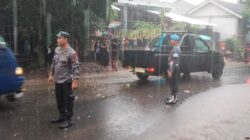 Hujan Lebat Tak Halangi Semangat Polsek Pemenang Amankan Nyongkolan di Lombok Utara