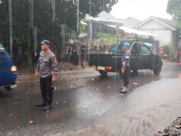 Hujan Lebat Tak Halangi Semangat Polsek Pemenang Amankan Nyongkolan di Lombok Utara