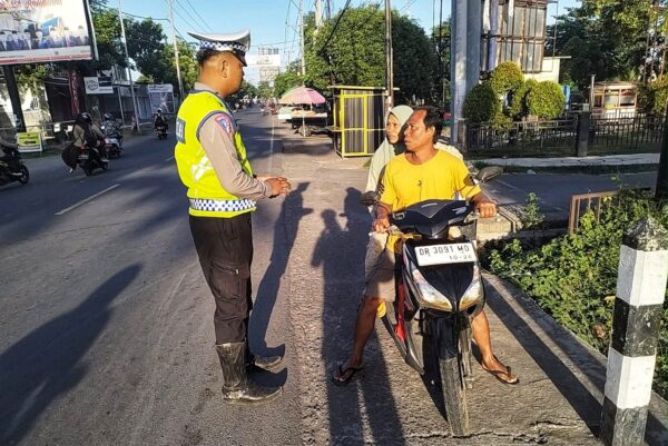 Helm Bukan Pilihan, Tapi Kewajiban! Satlantas Lombok Utara Beri Teguran Humanis