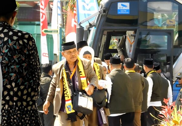 Kloter Pertama Jemaah Haji NTB Tiba di Asrama Haji Lombok
