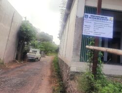 Setelah Diprotes, Plang Pengerjaan Proyek Jalan di Kelurahan Tiwugalih Akhirnya Dipasang