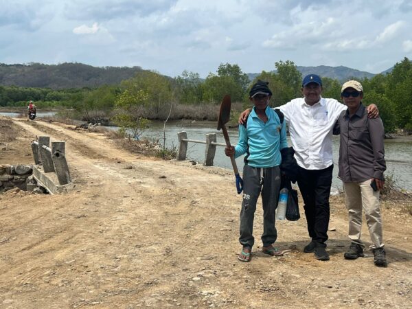 Kepala DKP NTB Muslim saat meninjau lokasi garam rakyat di Desa Cendi Manik, Sekotong, Lombok Barat.