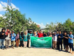 Mahasiswa KKN XXXII Universitas NW Mataram Tanam Ratusan Mangrove di Desa Tanjung Luar