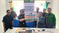 Kejari Loteng Serahkan 1,5 Miliar Uang Hasil Penagihan Pajak MBLB ke Pemda Loteng