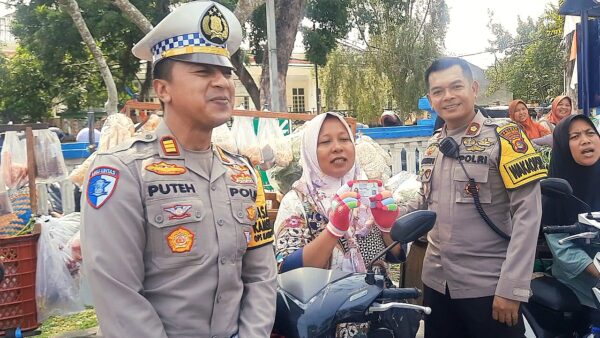 Pedagang Sayur Keliling Di Loteng Dapat SIM Gratis