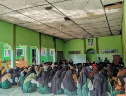 Kreatif: Santri YPP Raudlatut Thalahibin Isi Ramdhan Dengan Perdalam Kitab Kuning