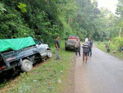 Polisi Langgudu Sigap Bantu Evakuasi Mobil Terperosok ke Got