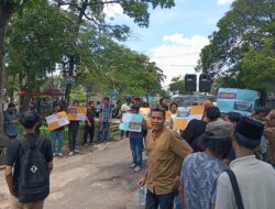Mahasiswa dan Warga Geruduk Kantor DLHK NTB, Terkait Galian C dan Reklamasi