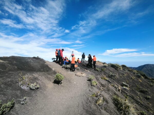 Evakuasi Pendaki Asal Brasil di Rinjani: Medan Ekstrem, Cuaca Tak Bersahabat