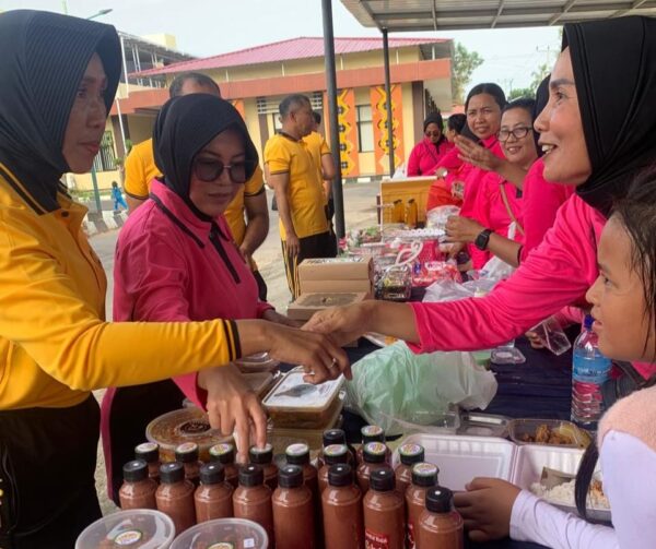 Bhayangkari KLU Pamerkan Produk UMKM Mereka Dalam Acara Olahraga Bersama