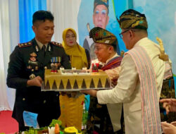 Momen Hangat Saat HUT KLU Ke-17, Kapolres dan Bhayangkari Serahkan Sesuatu Kepada Bupati dan Wabup
