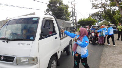 dr Lili dan kawan-kawan bagikan Nasi Bungkus kepada para pengendara