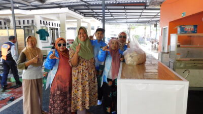 penyerahan Nasi Bungkus di Masjid Nurul Wathan jalan Udayan Mataram