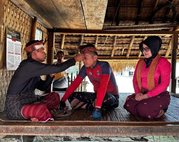 Menyembeq Sambut Kapolres dan Ketua Bhayangkari Lotara di Senaru, Jembatan Budaya dan Keamanan