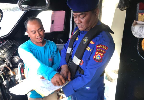 Danpal KP XXI-2015 Ditpolairud Polda NTB Periksa Kapal Cepat The Tanis Dalam Giat Patroli Rutin