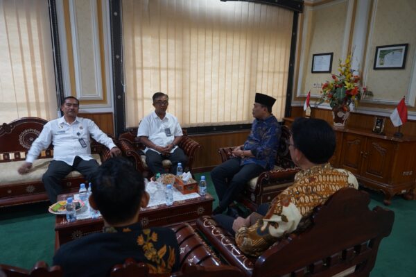 Kepala Kantor Wilayah Kementerian Agama (Kanwil Kemenag) Provinsi NTB, H. Zamroni Aziz, S.HI., M.H., menerima kunjungan Kepala Kantor Wilayah Direktorat Jenderal Pemasyarakatan (Kakanwil Ditjenpas) NTB, Anak Agung Gde Krisna, A.Md.IP., S.H., M.Si., di ruang kerjanya pada Kamis, 18 September 2025. 