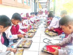 Dapat MBG, Siswa SDN 33 Mataram Gembira dan Teriak “Terima Kasih Pak Prabowo”