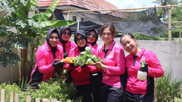 Inovasi Hijau: Bhayangkari Lombok Utara Produksi 50 Liter Eco Enzyme dari Sampah Dapur