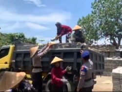 Polairud Polda NTB Bantu Distribusi Bahan Bangunan Untuk Warga Pesisir